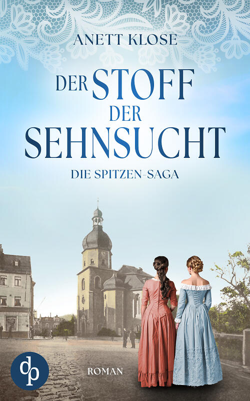 Der Stoff der Sehnsucht – Zwei Frauen stehen in Plauen vor einer alten Kirche mit dem Rücken zur Kamera