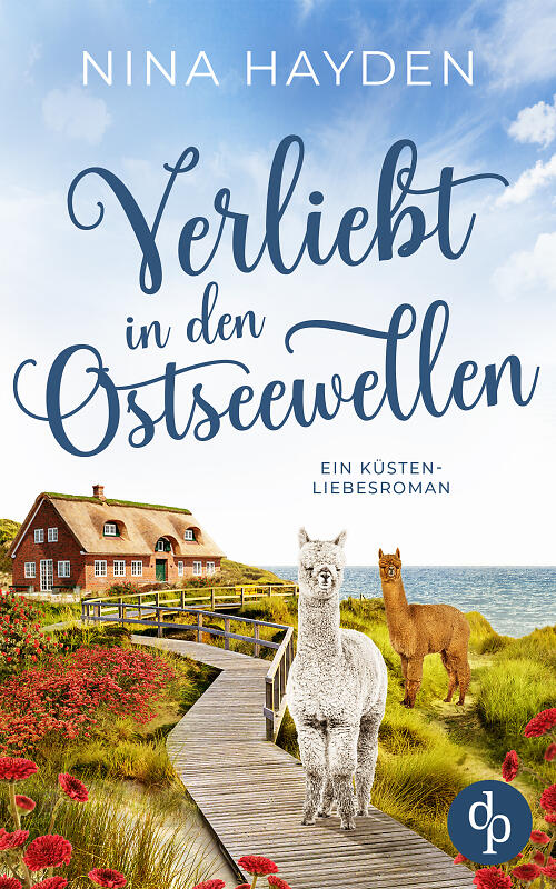 Verliebt in den Ostseewellen Cover. Zeigt ein großes Reetdachhaus im Hintergrund vor dem Meer. Davor führt ein langer Holzweg vom Haus weg auf dem ein weißes Alpaka steht. Dahinter steht im Gras ein braunes.