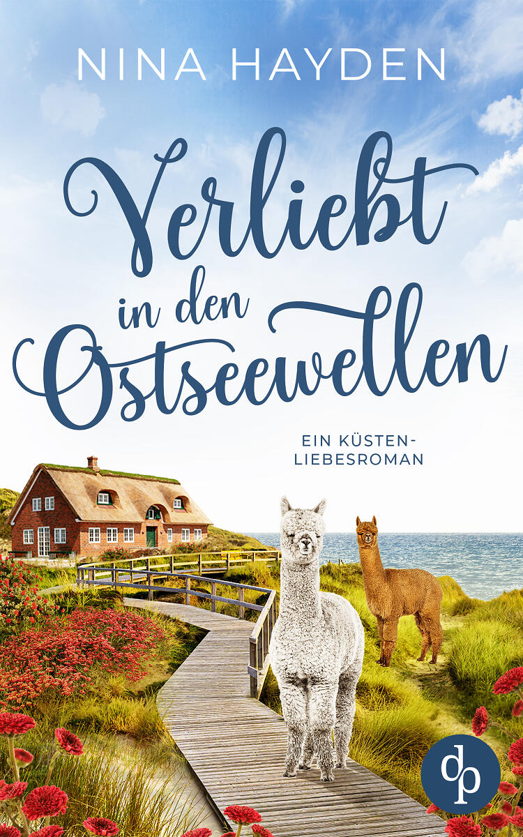 Verliebt in den Ostseewellen Cover. Zeigt ein großes Reetdachhaus im Hintergrund vor dem Meer. Davor führt ein langer Holzweg vom Haus weg auf dem ein weißes Alpaka steht. Dahinter steht im Gras ein braunes.