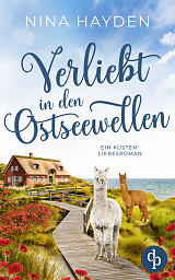 Verliebt in den Ostseewellen Cover. Zeigt ein großes Reetdachhaus im Hintergrund vor dem Meer. Davor führt ein langer Holzweg vom Haus weg auf dem ein weißes Alpaka steht. Dahinter steht im Gras ein braunes.