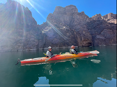 Rhys Bowen und Clare Broyles Interview Bild Broyles Kayakfahren