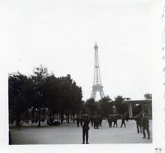 Das Geheimnis von Chateau Limeray Familienarchiv: Zweiter Weltkrieg Soldaten in Paris