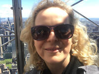 Autorin Konstanze Harlan auf dem Empire State Building