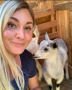 Kristin Vayden Interview Foto mit Ziege Kristin Vayden Interview Foto mit Ziege