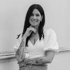 Autorin Nina Wirths schaut lächelnd und mit verschränkten Armen in die Kamera