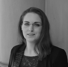 Autorin Isabel Roderick schaut lächelnd in die Kamera
