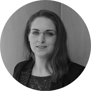 Autorin Isabel Roderick schaut lächelnd in die Kamera