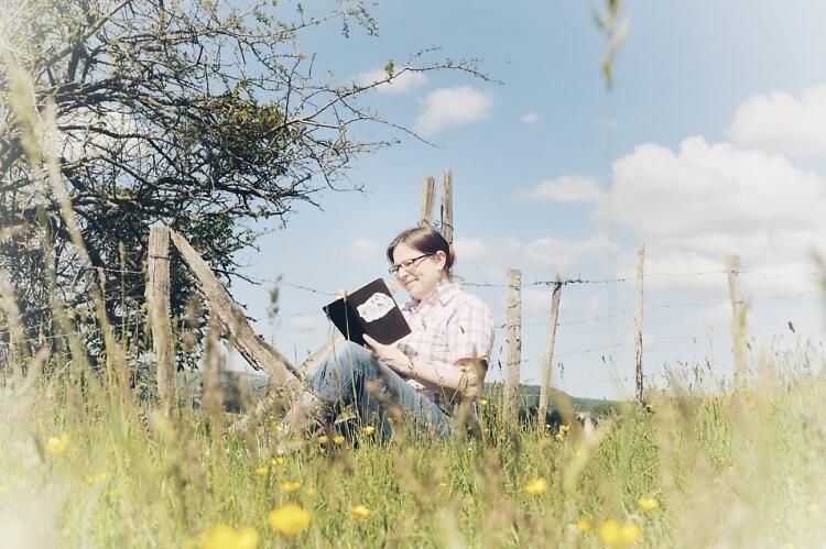 Kartoffeln, Kühe und andere Katastrophen Interview Bild von Autorin im Gras