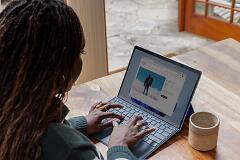 Eine Frau sitzt an einem Schreibtisch mit einem Laptop