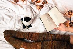 Buch lesen mit Kaffee